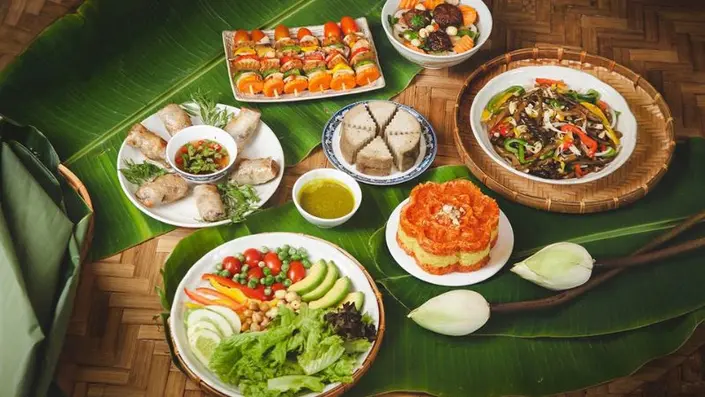 Mâm cơm Việt với các món ăn truyền thống như ốc luộc gừng, trứng vịt lộn rau răm, minh họa sự kết hợp Âm Dương.