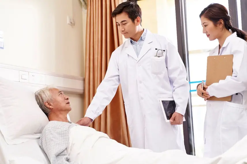 Y tá lắng nghe bệnh nhân chia sẻ tận tình trong phòng khám