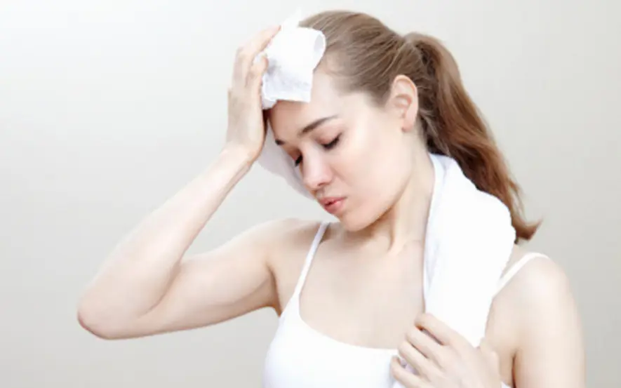 Các loại lá bưởi, sả, hương nhu tươi xanh được rửa sạch, sẵn sàng cho nồi xông giải cảm