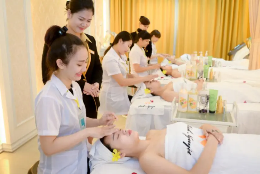 Không gian làm việc tại spa Đông y, nơi nhân viên và khách hàng đều tận hưởng sự thư giãn và yên bình