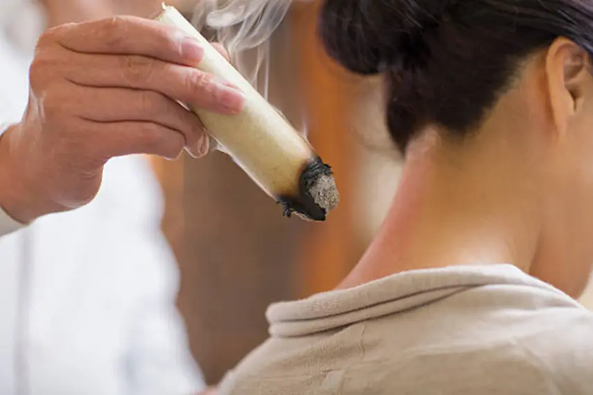 Người thực hiện cứu ngải gián tiếp để hỗ trợ giảm đau nhức và xoay ngôi thai an toàn