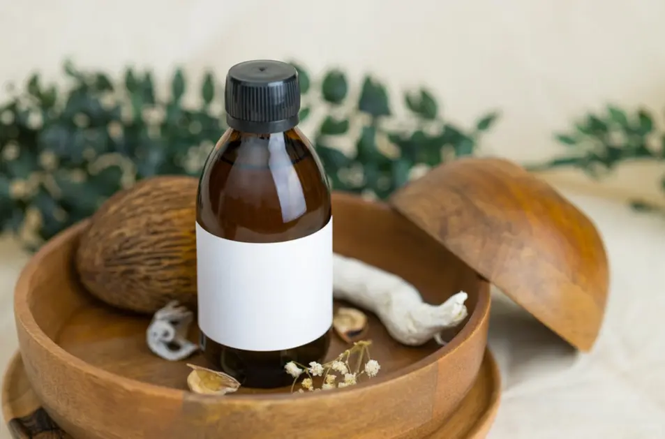 Chế phẩm dạng siro thảo dược có nhãn thành phần rõ ràng đặt cạnh muỗng đong