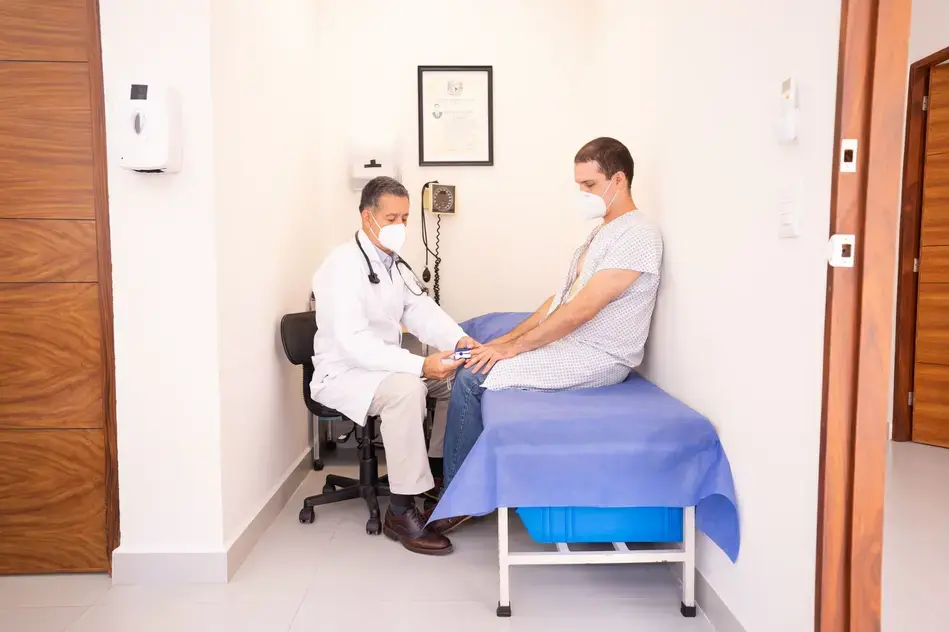 Y sĩ y học cổ truyền trao đổi với khách tại phòng chẩn trị